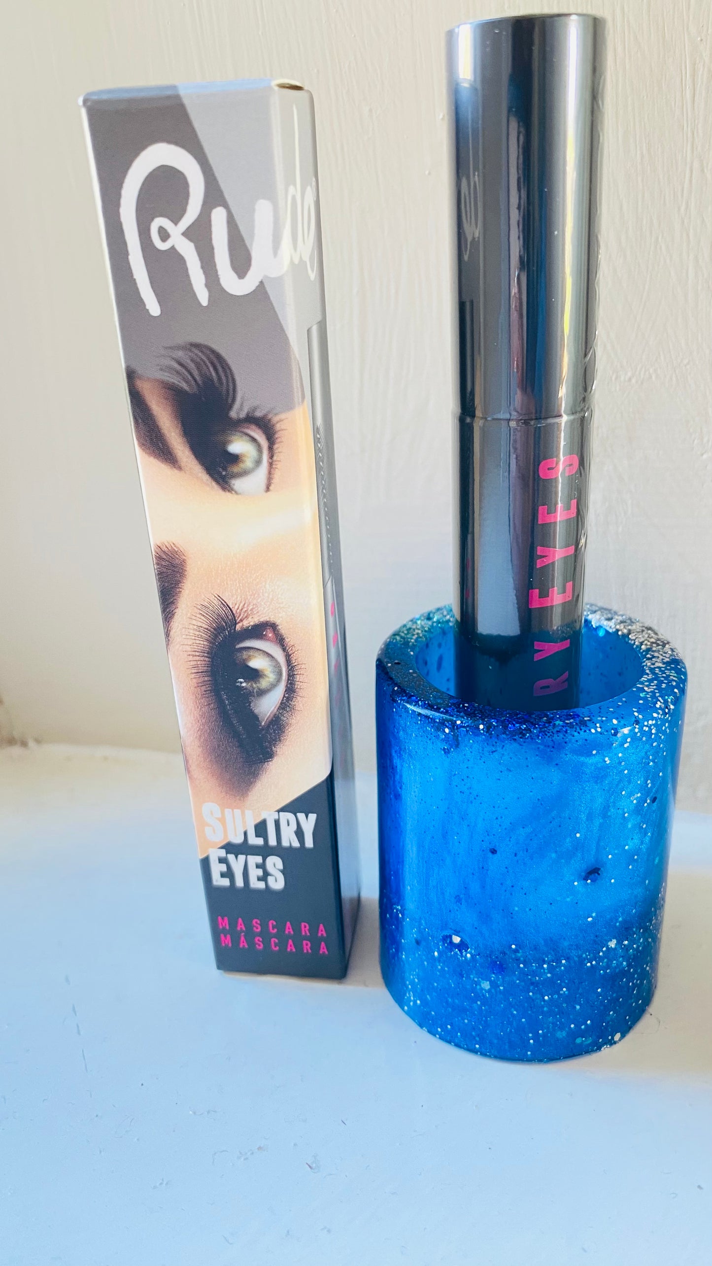 Gorgeous Resin Pot with Stunning Sultry Eyes Mascara DUO